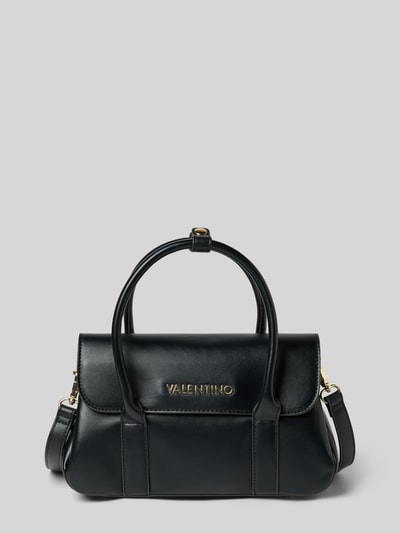 Produktfoto, Handtasche mit Label-Applikation von VALENTINO BAGS, czarna skóra, złote logo, z klapką, prostokątna forma, kontekst zgodny z opisem.