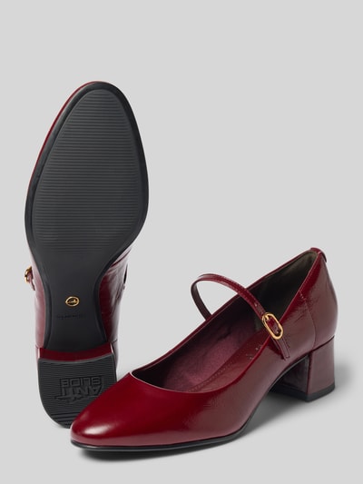 Produktfoto, Pumps aus echtem Rindsleder von Tamaris in glänzendem Dunkelrot mit Blockabsatz, goldener Schnalle und strukturierter Sohle. Damen Pumps von Tamaris