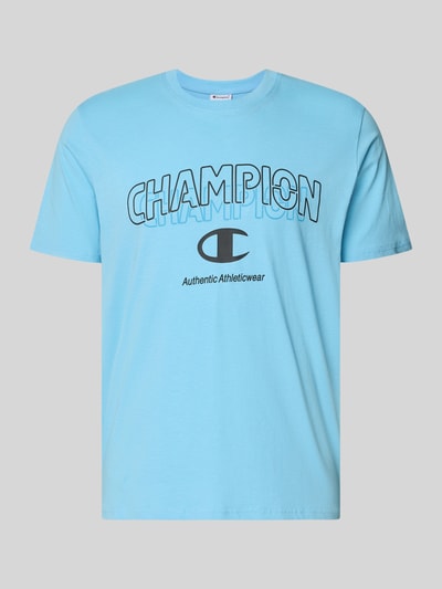 Produktfoto, T-Shirt mit Label-Print und Rundhalsausschnitt von CHAMPION aus reiner Baumwolle, Regular Fit, blau, weiche Textur, Frontansicht