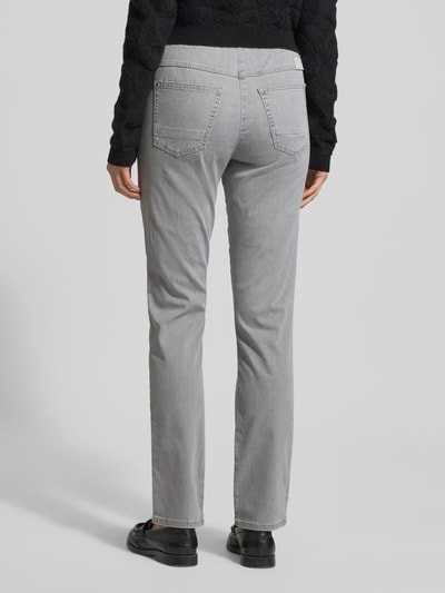 Modelka nosi Straight Fit Jeans mit Lyocell-Anteil Modell 'Pamina' von Raphaela By Brax, szara mieszanka bawełny i lyocellu, elastyczny pas, kieszenie, szerokość w rozmiarze 36: 36 cm, długość wewnętrzna nogawki 77 cm, widok całej sylwetki od tyłu.