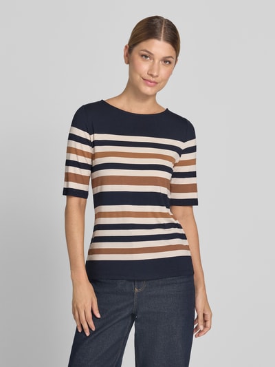 Frauenmodel trägt Regular Fit T-Shirt aus reiner Viskose von Betty Barclay mit braun-beige-weißen Streifen, Ganzkörperansicht von vorne. Damen T-Shirt von Betty Barclay.