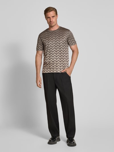 Männermodel trägt T-Shirt mit Rundhalsausschnitt von Emporio Armani, Baumwoll-Lyocell-Mix, gerader Schnitt, dezentes Zickzack-Muster, Ganzkörperansicht von vorne.