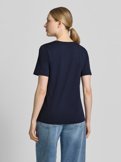 Modelka nosi Regular Fit T-Shirt aus reiner Baumwolle od Marc O'Polo, efekt: jednolity kolor, krój regular fit, dekolt w serek, krótki rękaw, bawełna. Ganzkörperansicht Rückansicht.