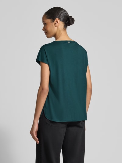 Kobiece model prezentuje Regular Fit T-Shirt aus Modal-Mix von Tom Tailor, efekt: jednolity kolor, dekolt w łódkę, krój regular fit, bez rękawów, wykończenie z rozcięciami po bokach, pika, mieszanka modalu, całkowity widok z tyłu.