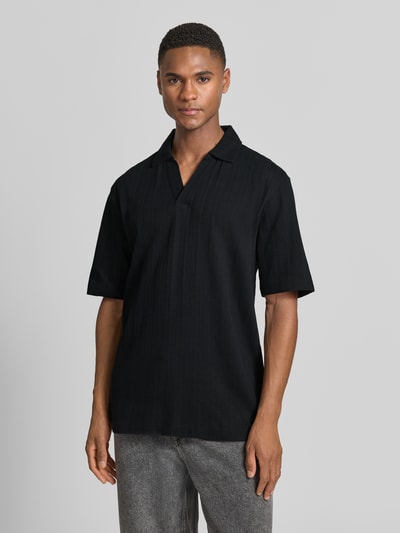 Männermodel trägt Relaxed Fit Poloshirt mit Strukturmuster Modell 'DALIBO' von HUGO, Optik: Unifarben, Passform: Relaxed-Fit, Material: Reine Baumwolle, Ganzkörperansicht von vorne.