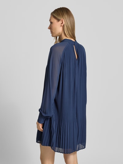 Frauenmodel trägt Minikleid mit Plisseefalten Modell 'Ingrid' von GUIDO MARIA KRETSCHMER WOMAN aus fließendem Stoff in Dunkelblau, Gerader-Schnitt, Stehkragen, Rückenlänge bei Größe 36: 87 cm, Brustweite: 48 cm, Ärmellänge: 65 cm, Ganzkörperansicht Rückansicht.