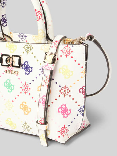 Produktfoto, Tote Bag mit Allover-Logo-Print Modell 'Emelie' von Guess, biała faktura z kolorowym wzorem logo, srebrne okucia, kontekst damska torebka, główna komora na zamek, pasek na ramię, odpinana rączka, Szerokość w rozmiarze 1: 25 cm, długość 16 cm, głębokość 10 cm, długość paska 115 cm