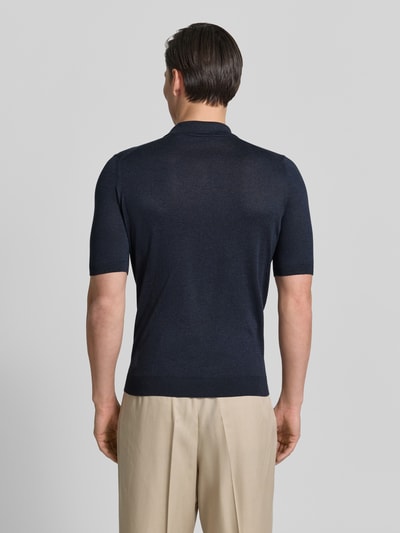 Männermodel trägt Slim Fit Poloshirt aus reiner Seide von GRAN SASSO, dunkelblau, semitransparent, kurzärmelig, Ganzkörperansicht Rückansicht.