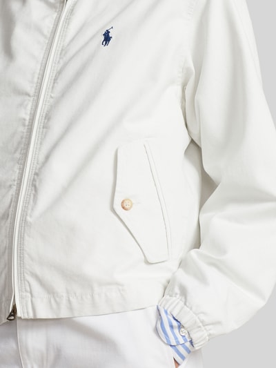 Mężczyna nosi Regular Fit Blouson aus reiner Baumwolle od Polo Ralph Lauren, biała, jednolita, logo, kieszenie boczne, bawełna, detal zbliżenia torsu.