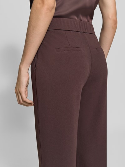 Vrouwenmodel draagt Straight Fit broek met elastische band van zero in elastische materiaalmix, achterzakken, detailopname rugaanzicht.