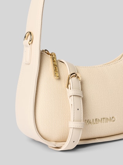 Productfoto, Shoulder Bag mit Logo-Detail Modell 'Atena' van VALENTINO BAGS in beige, structuurstof en gladde accenten, goudkleurige details, hoofdvak met ritssluiting, afneembare schouderriem, 21x15x7 cm, schouderriem 45 cm
