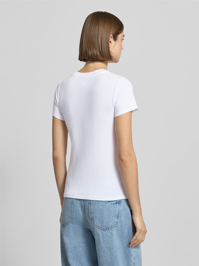 Modelka kobieca nosi T-Shirt mit Label-Detail im 2er-Pack od Levi’s®, białe, slim fit, bawełna, okrągły dekolt, widok całej sylwetki z tyłu.