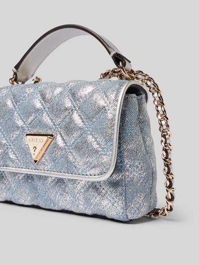 Produktfoto, Shoulder Bag mit Logo-Applikation Modell 'Giully' von Guess, z efektem pikowania, klapka, efekt łańcuszka, aplikacja z logo, kieszeń zapinana na zamek błyskawiczny, szerokość w rozmiarze 1: 17 cm, długość w rozmiarze 1: 14 cm, głębokość w rozmiarze 1: 6 cm, długość paska na ramię w rozmiarze 1: 120 cm