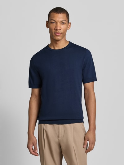 Männermodel trägt Regular Fit Strick-Shirt aus Bio-Baumwolle Modell 'TORINO' von Selected Homme, Optik: Unifarben, Feinstrick, Rundhals, Kurzarm, Ganzkörperansicht von vorne