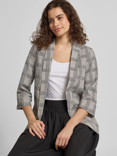 Frauenmodel trägt Shaped Fit Longblazer mit Schalkragen Modell 'BOSELLA' von PIECES, grau kariert, weiche Textur, Nahaufnahme Oberkörper.