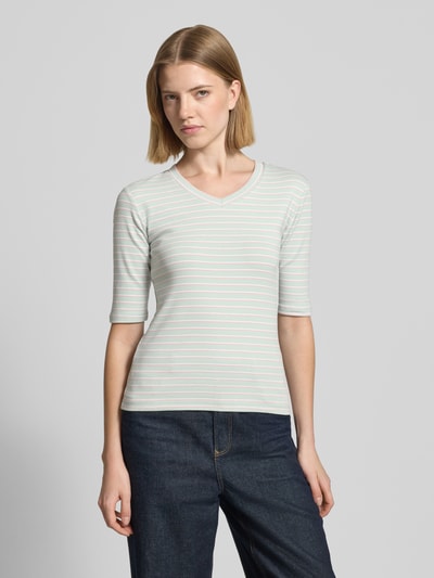 Frauenmodel trägt Longsleeve mit 3/4-Arm und V-Ausschnitt von Christian Berg Woman, Baumwoll-Mix mit Stretch-Anteil, Straight Fit, Rückenlänge bei Größe S 54 cm, feine Streifen in Pastell, Ganzkörperansicht von vorne.