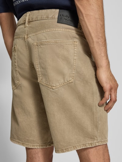 Männermodel trägt Regular Fit Jeansshorts aus reiner Baumwolle Modell 'EDGE' von Only & Sons in Denim-Optik mit Label-Patch, Nieten, 5-Pocket-Design, Ganzkörperansicht Rückansicht.