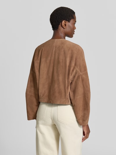Frauenmodel trägt Regular Fit Lederjacke mit Druckknopfleiste Modell 'CURVA' von MAX&Co. in Braun, glatte Textur, Damen Leder- / Kunstlederjacke, Ganzkörperansicht Rückansicht.