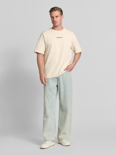 Męski t-shirt z bawełny, krój relaxed fit, nadruk, okrągły dekolt, model 'Sauni' od Samsøe Samsøe, długość tyłu w rozmiarze M 72 cm, całopostaciowy widok z przodu.