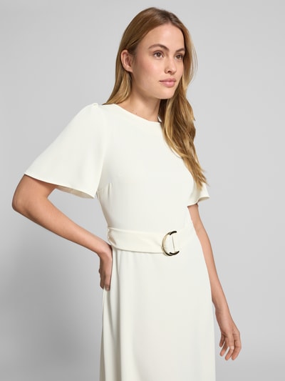 Frauenmodel trägt Cocktailkleid mit Gürtel und Rundhalsausschnitt von Rinascimento in Creme, Material-Mix mit Stretch-Anteil, Taillierter Schnitt, Midikleid, Rückseitiger Reißverschluss, Ganzkörperansicht von vorne.
