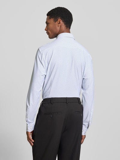 Männermodel trägt Slim Fit Business-Hemd mit Kentkragen von Jake*s in wit met donkerblauw patroon, elastische materiaalmix, knoopsluiting, ruglengte 75 cm, schouderbreedte 49 cm, mouwlengte 69 cm, heren zakelijk hemd, geheelopname rugaanzicht.