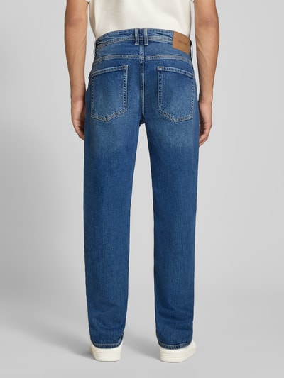 Männermodel trägt Straight Fit Jeans aus Baumwoll-Mix Modell 'SEDGE' von ONLY, mittleres Blau, klare Nähte, Herren Straight Fit Jeans von ONLY, Ganzkörperansicht Rückansicht.
