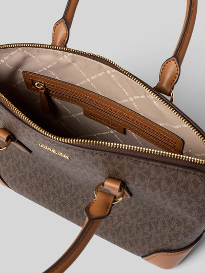 Produktfoto, Handtasche mit Logo-Applikation Modell 'Murphey' von MICHAEL Michael Kors, brauner Allover-Logo-Print, Reißverschluss, goldene Details, beigefarbenes Innenfutter mit Innenfach, sichtbare Schulterhenkel und abnehmbarer Trageriemen, Maße ca. 31x21x9 cm, Länge Schulterriemen ca. 115 cm.