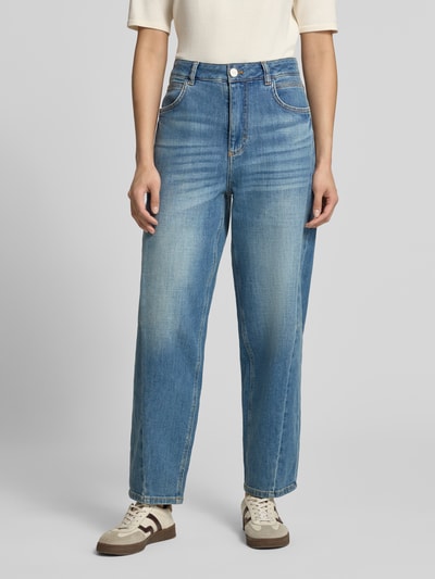Kobiece model prezentuje jeansy aus Baumwoll-Mix in verkürzter Passform von Lanius, niebieski odcień, 5 kieszeni, krój tapered fit, zapięcie na guzik i zamek błyskawiczny, szerokość w rozmiarze 36: 38 cm, długość wewnętrzna nogawki w rozmiarze 36: 73 cm, widok całej sylwetki z przodu.