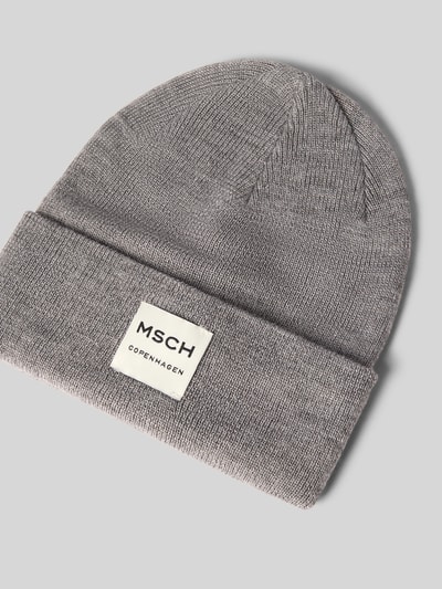Produktfoto, Mütze aus Woll-Mix Modell 'Mojo' von MSCH Copenhagen in Grau, Strick-Optik, breiter Umschlag, Label-Patch, auf grauem Hintergrund