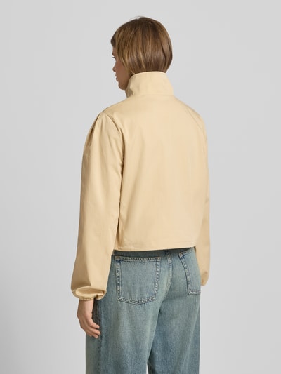 Frauenmodel trägt Jacke mit verdecktem Reißverschluss Modell 'Romina' von LeGer by Lena Gercke, beige, Baumwoll-Mix, Ganzkörperansicht Rückansicht.