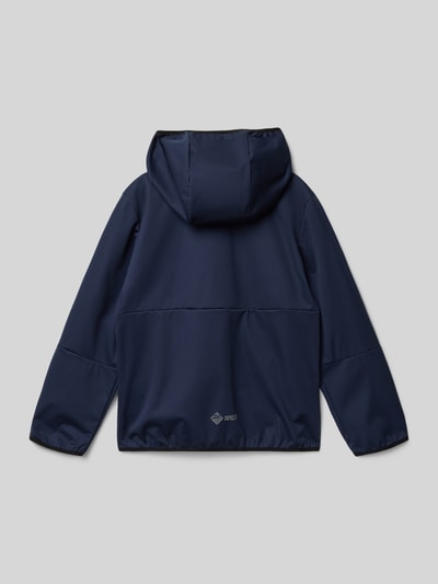 Junge trägt Softshell-Jacke mit Eingrifftaschen und Label-Detail von Killtec in Dunkelblau, Regular-Fit, Kapuze, Rückenlänge 55 cm, Schulterbreite 41 cm, Ärmellänge 50 cm, Ganzkörperansicht Rückansicht.