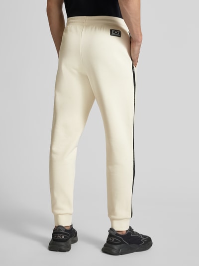 EA7 Emporio Armani Regular Fit Sweatpants mit Tunnelzug Modell 'Train' Offwhite 5