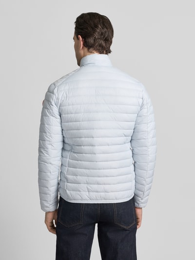 Männermodel trägt hellblaue Steppjacke mit Zweiwegereißverschluss Modell 'Alexander' von SAVE THE DUCK, Ganzkörperansicht Rückansicht, Regular Fit, horizontale Stepp-Optik, Eingrifftaschen, glatte Struktur