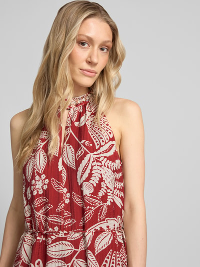 Modelka damska nosi Midikleid aus Viskose-Mix mit Schlüsselloch-Ausschnitt von Oui, czerwono-białe liściaste wzory, taillierter Schnitt, ozdobny pasek, kluczowy dekolt, strass i cekiny, lekko teksturowany materiał, szerokość w rozmiarze 36: 47 cm, długość pleców 140 cm, zbliżenie na górną część ciała frontalnie
