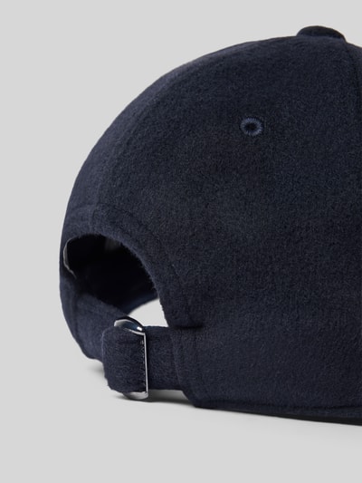 Produktfoto, Basecap aus reiner Wolle von Profuomo in Dunkelblau mit Metallverschluss, Luftlöchern und verstärktem Schirm auf grauem Hintergrund.