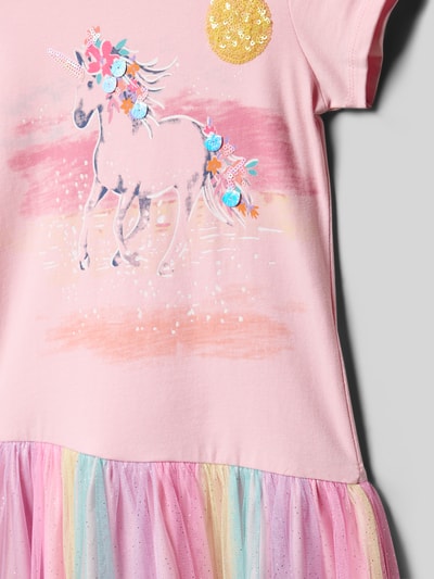 Mädchen trägt Regular Fit Shirtkleid mit Pailettenbesatz von DANAMADE, Baumwoll-Mix, Motiv-Print, Mesh, Falten-Optik, Nahaufnahme Oberkörper.