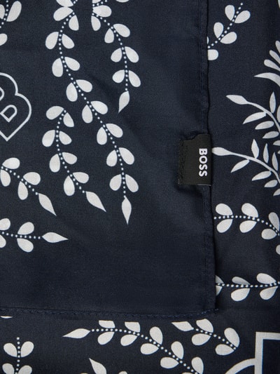 Produktfoto, Tuch aus reiner Seide Modell 'VINCENCY' von BOSS mit Optik:Allover-Muster, floralem Muster, Label-Patch, Logo-Detail, Materialverarbeitung: Twill