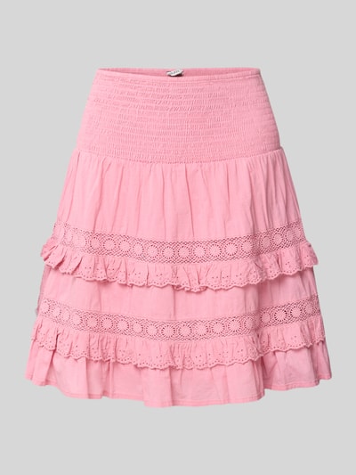 Produktfoto, Glockenrock mit Häkelspitze Modell 'Viljana' von mbyM aus Reine Baumwolle, A-Linie, Knielänge, Smok-Bund, Volantsaum, pink.