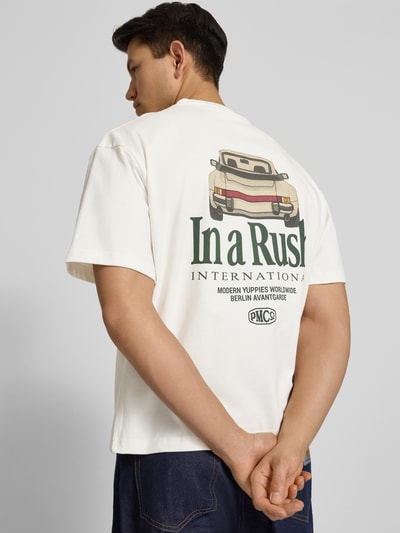 Männermodel trägt weißes T-Shirt mit rückseitigem Print Modell 'Oldtimer Race Tee' von PROHIBITED, reine Baumwolle, Ganzkörperansicht Rückansicht.