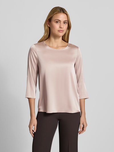 Vrouwenmodel draagt blouse uit satijn van Rinascimento, lichtroze kleur, getailleerd, Materiaalmix met stretch, ronde hals, met lange mouwen, ruglengte maat S 59 cm, mouwlengte maat S 48 cm, gladde glanzende textuur, effen design, getailleerde pasvorm, voorkant geheel in beeld, Ganzkörperansicht van voren.