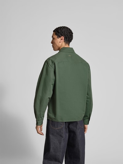 Männermodel trägt Regular Fit Hemdjacke aus Baumwolle von Kenzo in Grün mit Umlegekragen und Brusttaschen, Rückansicht Ganzkörperansicht.