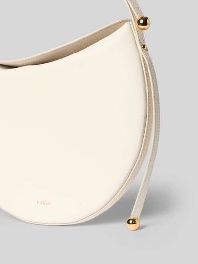Produktfoto, Handtasche aus Leder mit Label-Detail von FURLA in Creme mit goldfarbenen Details, glatte Oberfläche, Magnetverschluss, Schulterriemen, Hauptfach, kompaktes Design, Maße: 29x26x3 cm, Länge Schulterriemen: 40 cm, neutraler Hintergrund