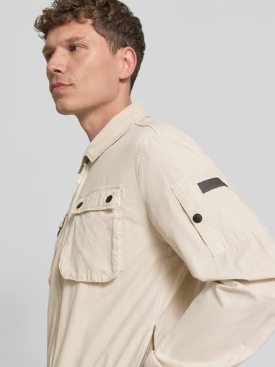 Männermodel trägt Modern Fit Overshirt mit Label-Patch Modell 'Garmentdye' von Fynch-Hatton aus Reine Baumwolle, Nahaufnahme Oberkörper.