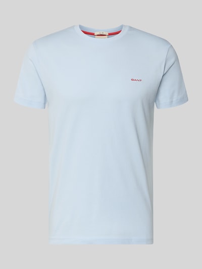 Produktfoto, jasnoniebieski męski t-shirt z bawełny o prostym kroju, okrągły dekolt, detal z logo, długość tyłu w rozmiarze M 70 cm, T-Shirt mit Label-Detail von Gant