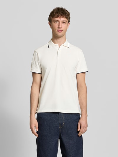 Männermodel trägt Regular Fit Poloshirt mit Logo-Stitching Modell 'Hedin' von Blend aus reiner Baumwolle, Ganzkörperansicht von vorne.