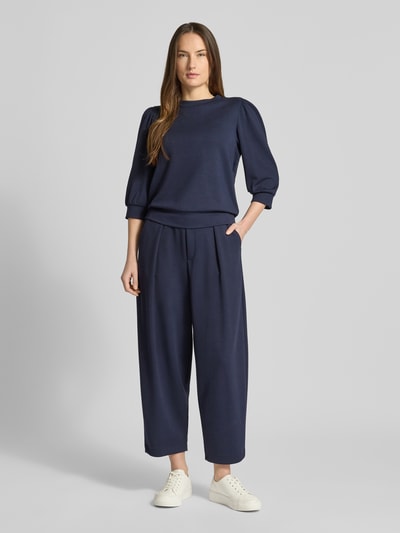 Modelka kobieca nosi Loose Fit Sweatshirt mit 3/4-Arm od Rich & Royal, granatowy, elastyczne wykończenia, balonowe rękawy, stójka, widok całej sylwetki z przodu.