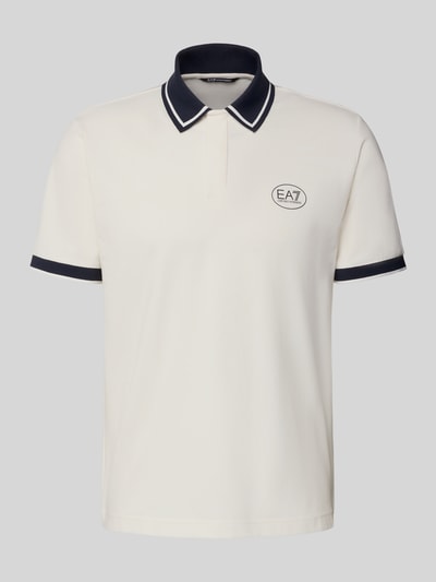 Produktfoto, Regular Fit Poloshirt mit Logo-Print von EA7 Emporio Armani aus elastischem Baumwoll-Mix in Weiß mit dunklen Bündchen und Polokragen.