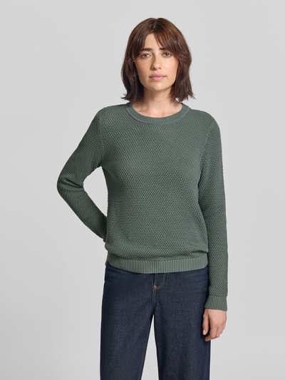 Kobieta prezentuje sweter z dzianiny z fakturowanym wzorem i okrągłym dekoltem od VILA z bawełny, krój slim fit, Model 'dalo', całkowita długość tyłu 60 cm, długość rękawów 65 cm, widok całej sylwetki z przodu.