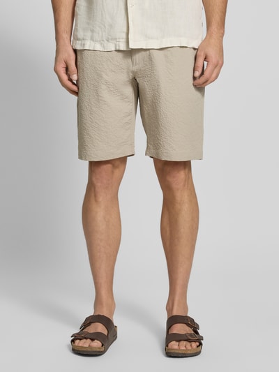 Männermodel trägt Shorts mit elastischem Bund und Eingrifftaschen von MCNEAL, Herren Shorts, Regular-Fit, Strukturmuster, Ganzkörperansicht von vorne.