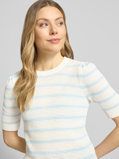 Frauenmodel trägt Strickshirt mit Rundhalsausschnitt Modell 'DALO' von Vila, Reine Baumwolle, Regular-Fit, Strukturmuster, Nahaufnahme Oberkörper